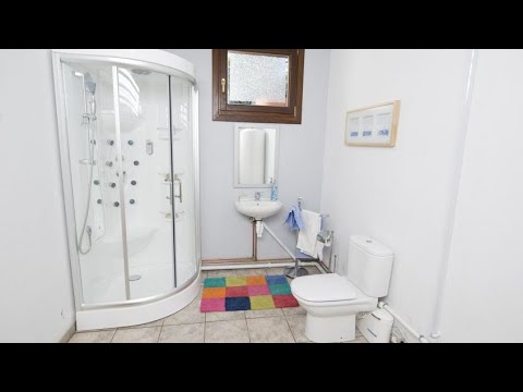 Video: Baño en el sótano de una casa privada con sus propias manos