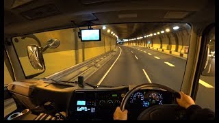 Mengemudi Truk (POV) Mitsubishi FUSO di jalan tol Tokyo pada malam hari.