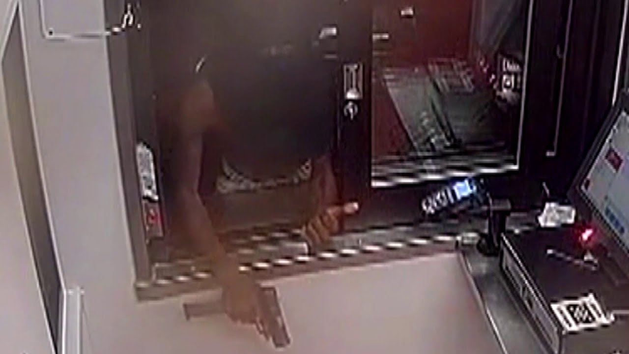 VIDEO: Detroit police looking to ID suspect in armed robbery - YouTube
