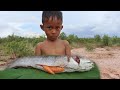 Survival Skill Cooking Fish Egg on a Rock