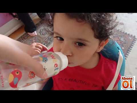 Süt içen bebekler. Biberonla süt içiyorlar. Bebek videosu.