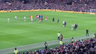 3 Red Cards! 🤯 Fulham's Willian, Mitrovic fight referee and Manchester United players.