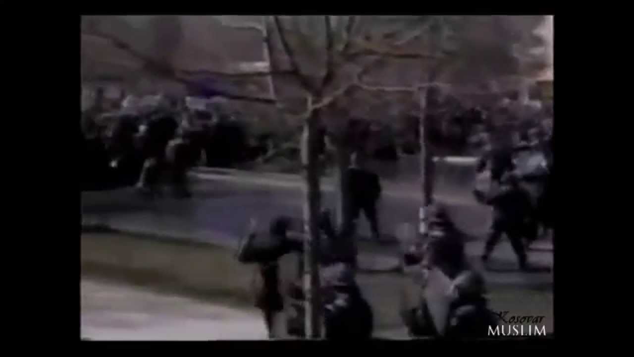 7-Video e rrallë! Policia serbe duke rrahur shqiptarët në Prishtinë1997 98 newspaper mockup