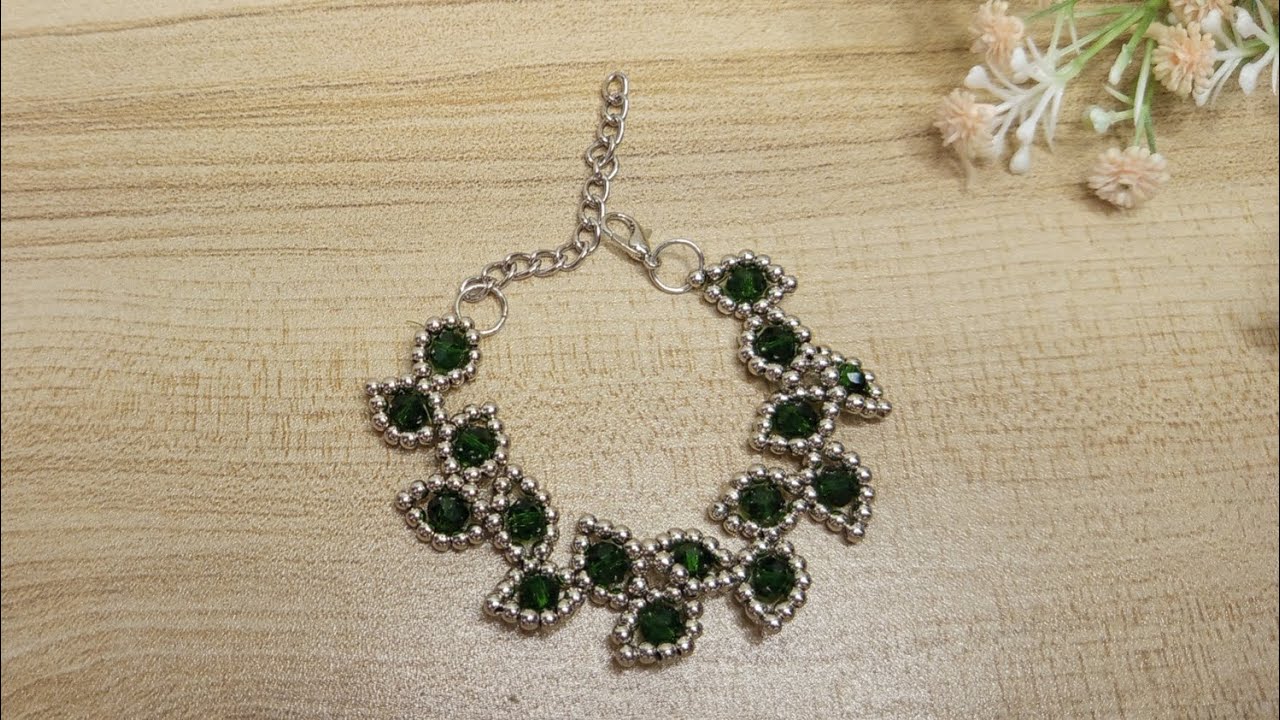 A beautiful green leaf bracelet #diy #claybracelet #beads #beadedjewelry #bracelet 