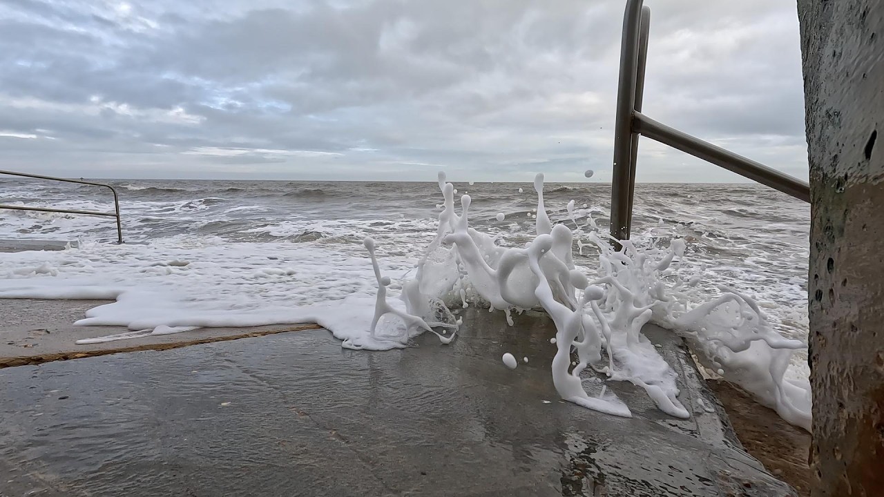 Walton Walk - 2026-02-06 - Catching the surf! [4K]