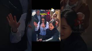 Even While Busy, Jennie Didn’t Ignore Her Fans😘 #blackpink #jennie