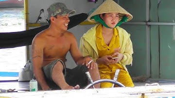 Chị gái trong cabin sà lan duyên dáng xem cảnh vượt cống