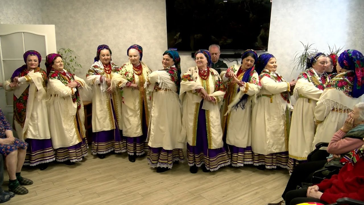 Святкові вітання хору "РАДІСТЬ" для мешканців відділення стаціонарного догляду, що в с.Зеленьки