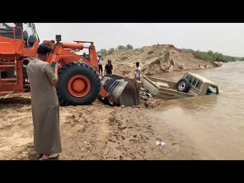 لحظة انتشال سيارة شاص من سيل وادي البديع والقرفي لعام ١٤٤١ للهجرة