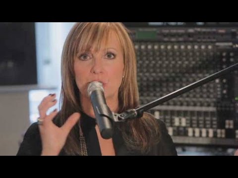 فيديو: كيف تغني في الميكروفون