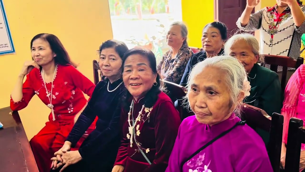 Các cô múa đẹp quá !