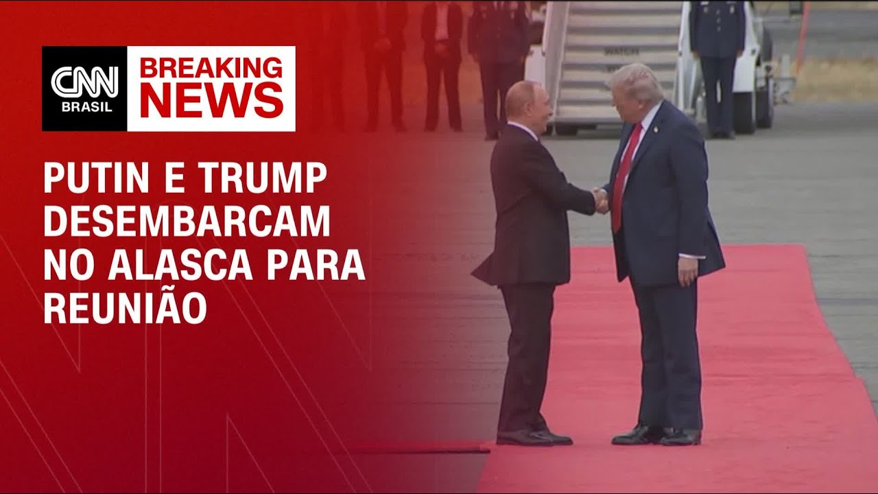 Putin e Trump apertam as mãos ao desembarcarem no Alasca para reunião | CNN 360°