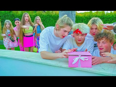 СЕКРЕТЫ ДЕВОЧЕК БОЛЬШЕ НЕ СЕКРЕТЫ😱!!! ПАЦАНЫ НАШЛИ ТАЙНИК ДЕВОЧЕК Bunny!!😱