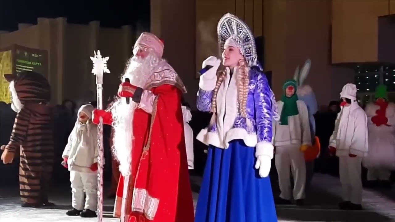 Лазерным шоу и фейерверком открыли новогодний городок на Драмтеатре