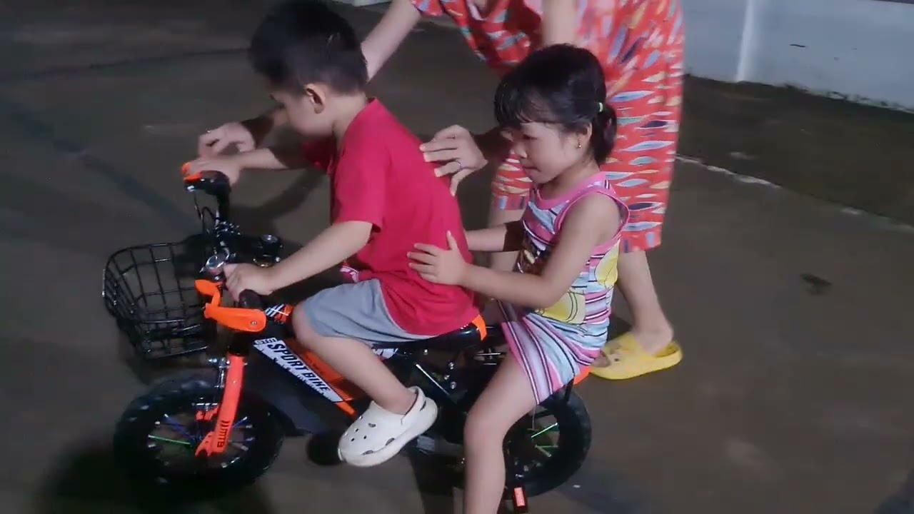 Bé tập chạy xe đạp