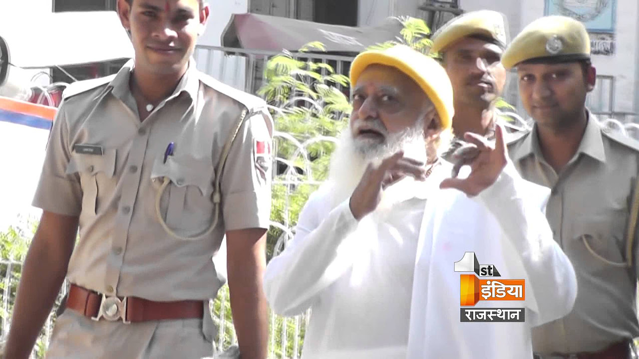 LIVE VIDEO  Asaram Bapu Starts Singing While on His Way to Court