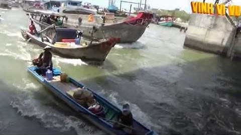 Xem tàu thuyền vỏ lãi hụ hết ga vượt cống /Ship through the drain