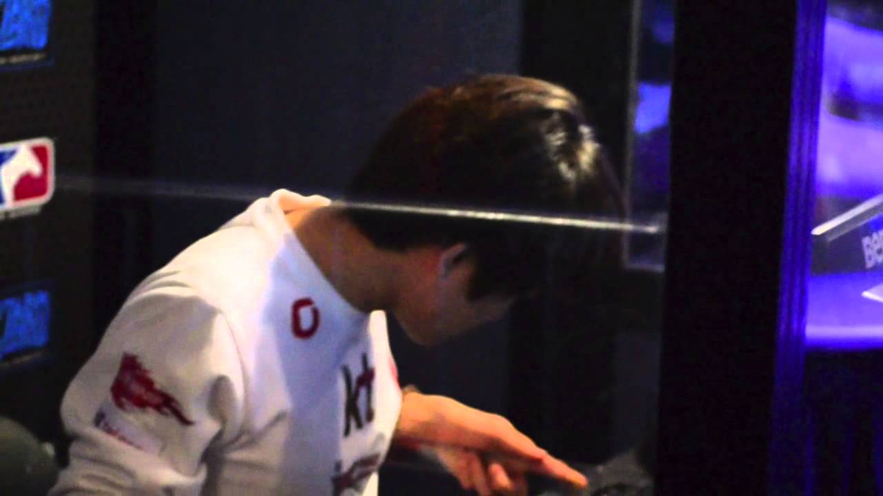 Flash Measures his keyboard placement