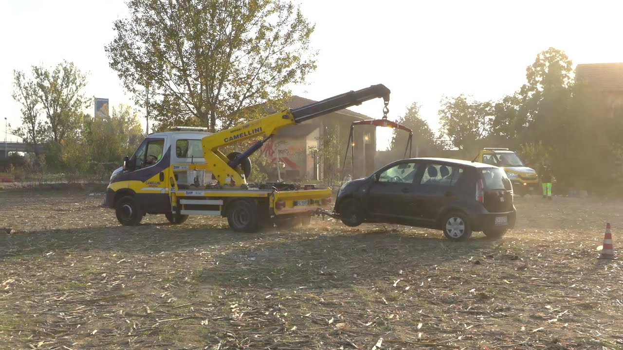 Rave party Modena, carri attrezzi in azione per rimuovere auto e camper