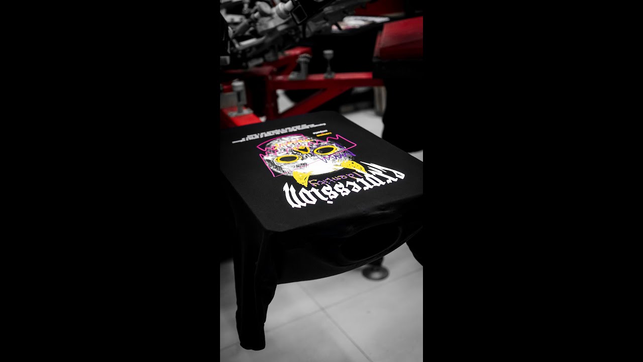 Manual screen printing using fluorescent colors ink - Sablon manual ...