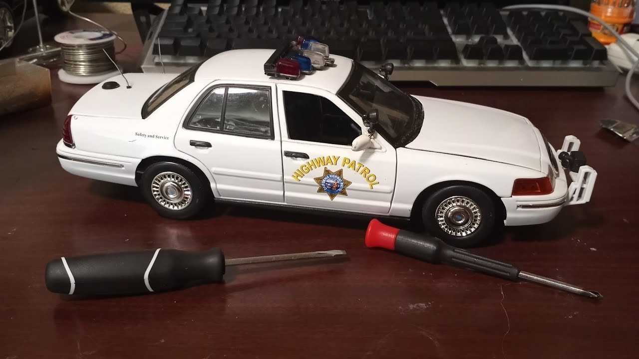 Kinda... fixing a custom MotorMax 1:18 scale CHP Polar Bear Ford Crown ...