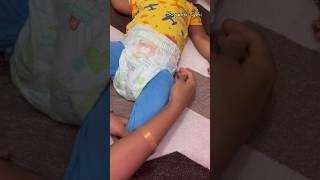 simple hack to wear diaper for babies|simple way to put a diaper|mommy hack|baby tips #shorts Resimi