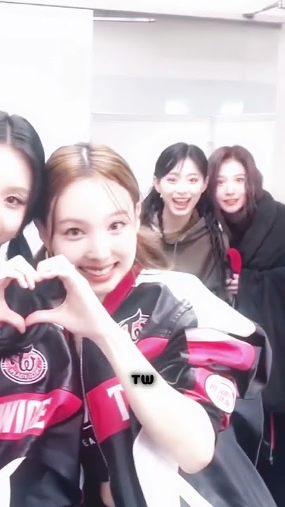 My satzu so sweet behind #twice #satzu #minatozakisana #sana #choutzuyu #tzuyu #twice