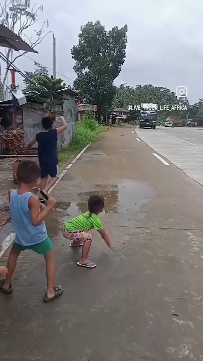 anak-anak menari di klakson truk 😂 #videolucu #viral #trendingshorts #youtubeshorts #ffshorts #suka #cinta