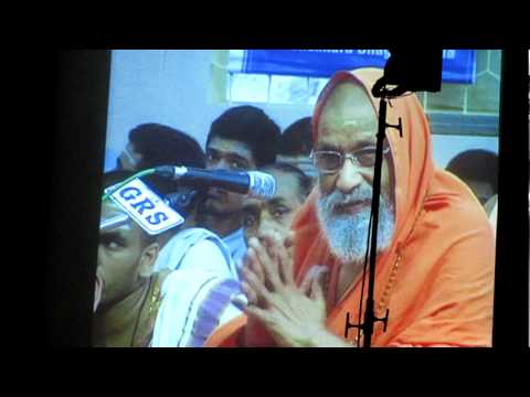 Pujya Bharati Tirtha Mahaswamiji, presenting the Award to  Pujya Sri Swami Dayananda Saraswati.