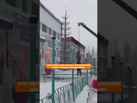 Видео: Такое возможно только в РФ! Мужчину прицепили к крану, чтобы наряжал ёлку - ВИДЕО!