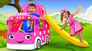 ساشا وماكس يلعبان مع حافلة ميني وسيارات لعب للأطفال