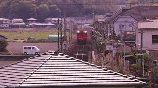 備前原駅に到着する普通列車のキハ40系と法界院駅に向けて走るキハ47系の快速ことぶき