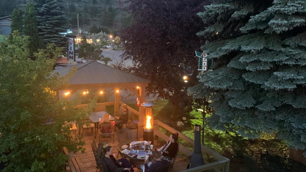 Destination INN, Radium Hot Springs (BC), Canada | Travel Lover - YouTube