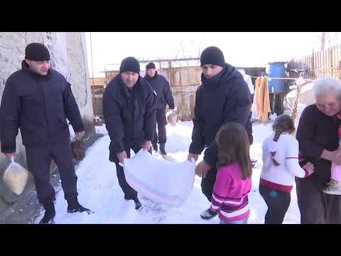 პოლიციელებმა მრავალშვილიან და მძიმე სოციალურ პირობებში მცხოვრებ ოჯახებს ახალი წელი მიულოცეს