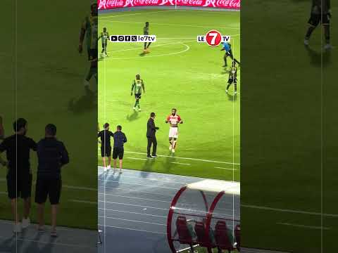 فرحة وعناق أمين بنهاشم واللاعب وليد ناسي احتفالا بالهدف الثالث للوداد في مرمى أشانتي كوتوكو