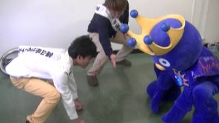 富山のご当地キャラ「ムズムズくん」を住みます芸人フィッシュ＆チップスが売り込み