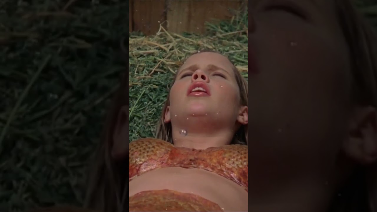 ⁣Ash nearly caught Emma transforming into a mermaid.. 😱 #h2ojustaddwater #mermaids #h2o