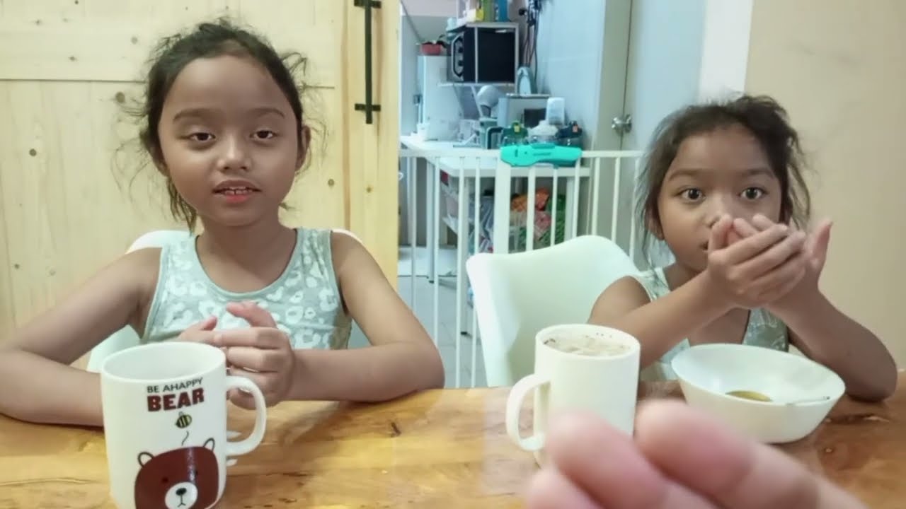 Gelagat anak bersahur..Selamat berpuasa sayang!!