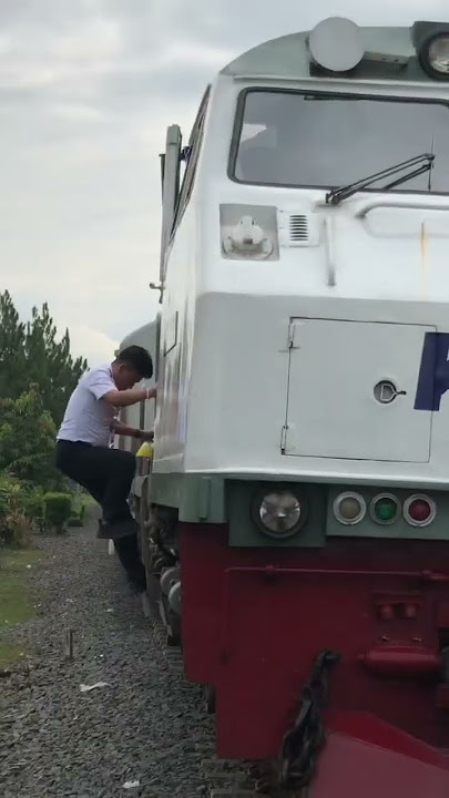 LOH LOH MASINIS NYA ABIS JAJAN DULU😅 #kereta #short #keretaapi #keretaapiindonesia #masinisramah