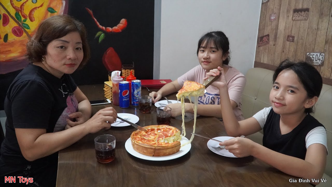 Mẹ Loan Đưa Hai Chị Em Hồng Anh và Thùy Giang Đi Ăn Pizza Gà Nấm Phô Mai - Gia Đình Vui Vẻ - MN Toys