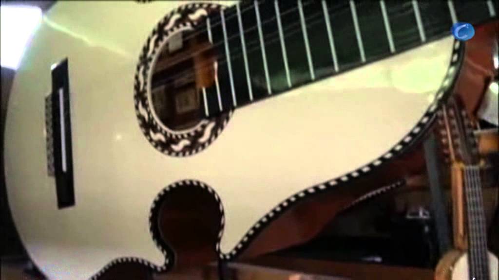 Un artesano puertorriqueño crea el instrumento acústico más grande del mundo  - YouTube