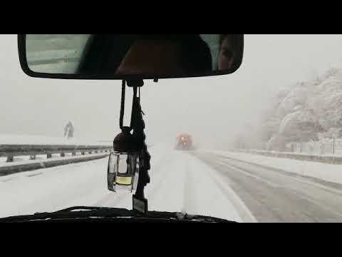 Vožnja iza ralice, snijeg na autocesti