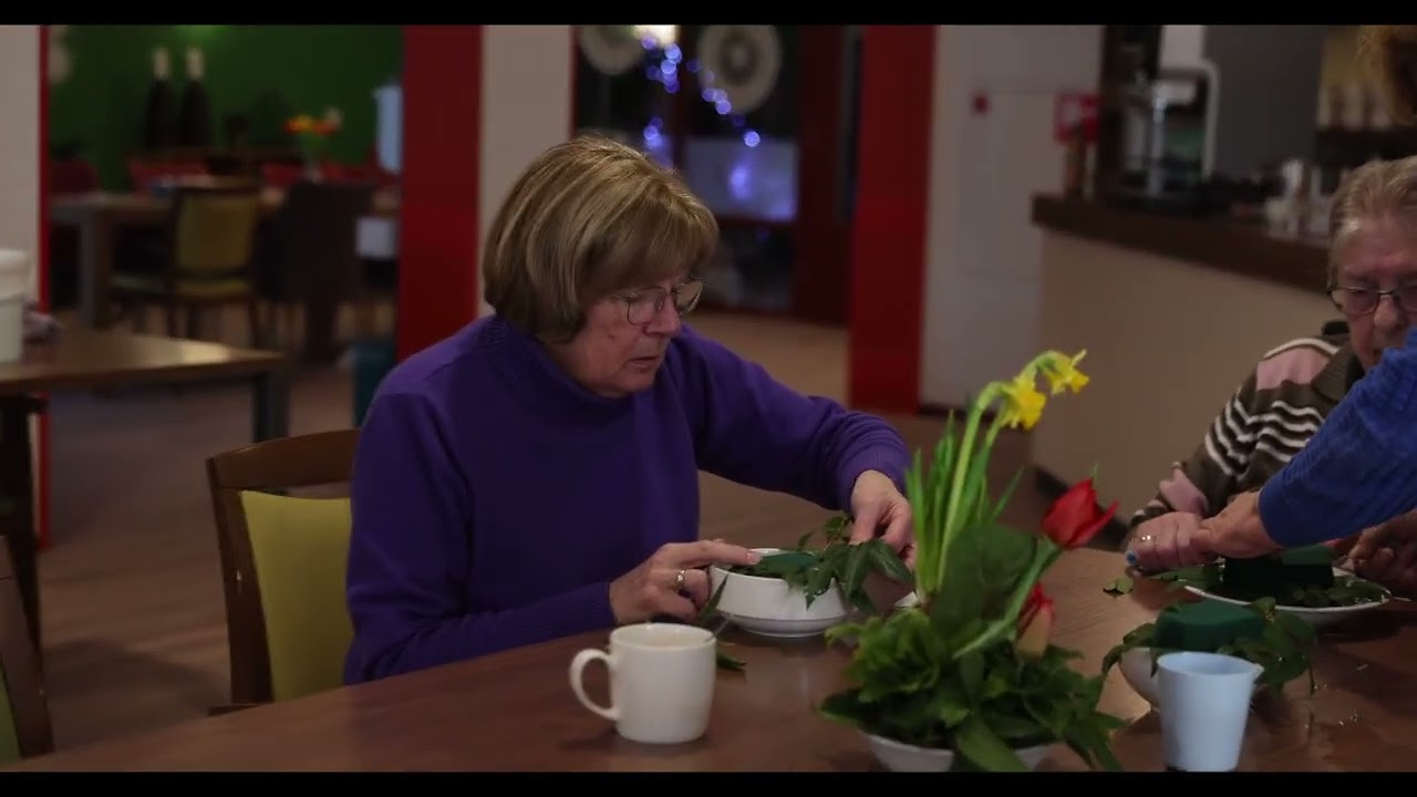 Bloemschikken bij de Selkersgoorn in Dalen