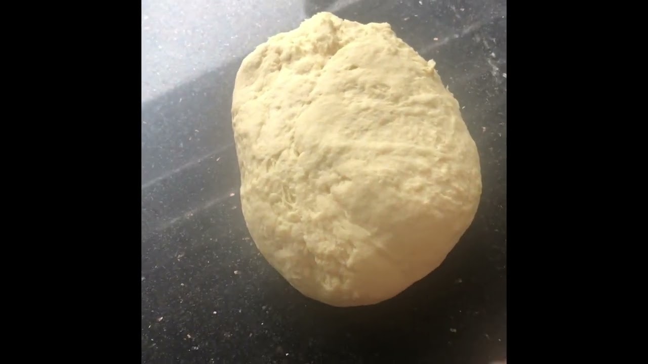 طريقة عجينة البيتزاء (طبعاً نسيت الزيت ديري خمسه كواشيك كبار + ملعقه كبيره خل )