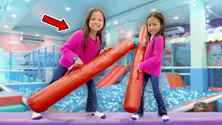 ALUNA VS AMANDA!! PILLOW FIGHT IN THE PLAYGROUND DON'T FALL!!