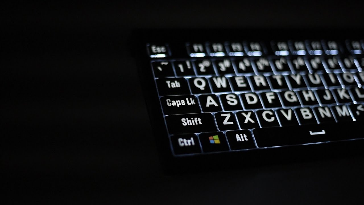 Clavier rétroéclairé close up. Touches noires avec caractères lumineux  Photo Stock - Alamy