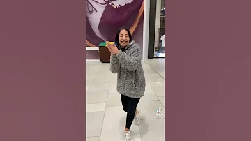 كلو كلو كوم و زعلك انت كوم بصوت روعة في كارفور من فتاة مصرية جميلة بطريقة جنان ياللي نسيت الغرام 