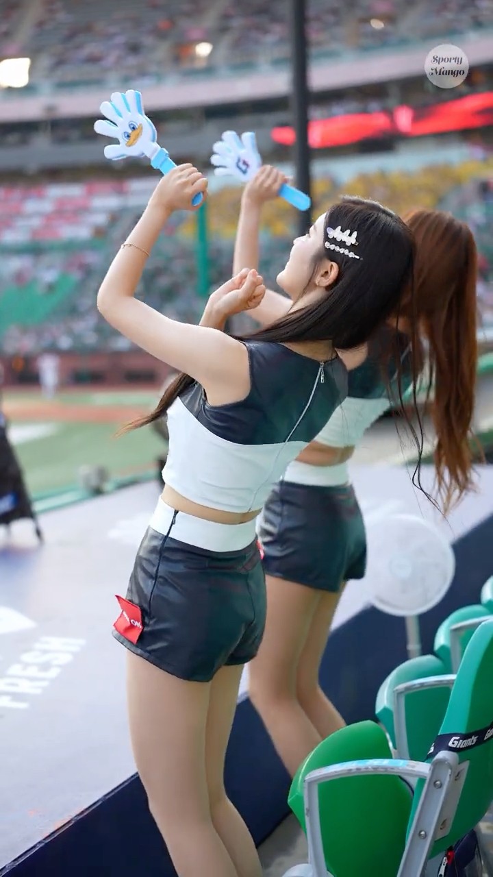 Lotte Giants Signature Out Song with Cheerleaders Lee Yoon-seo and Park Dam-bi