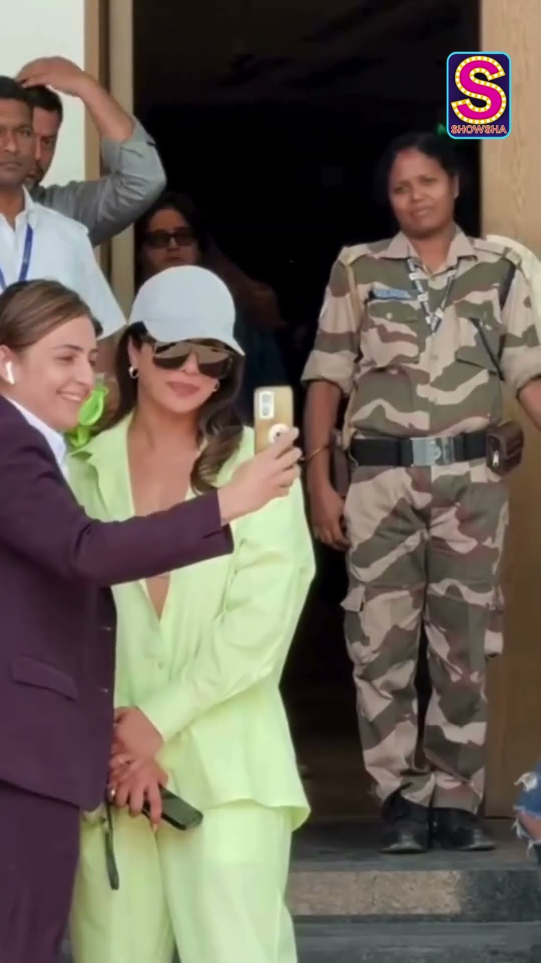 Priyanka Chopra’s Sweet Gesture For Her Fan, Clicks Picture With Her Fan | N18S #shorts #viral