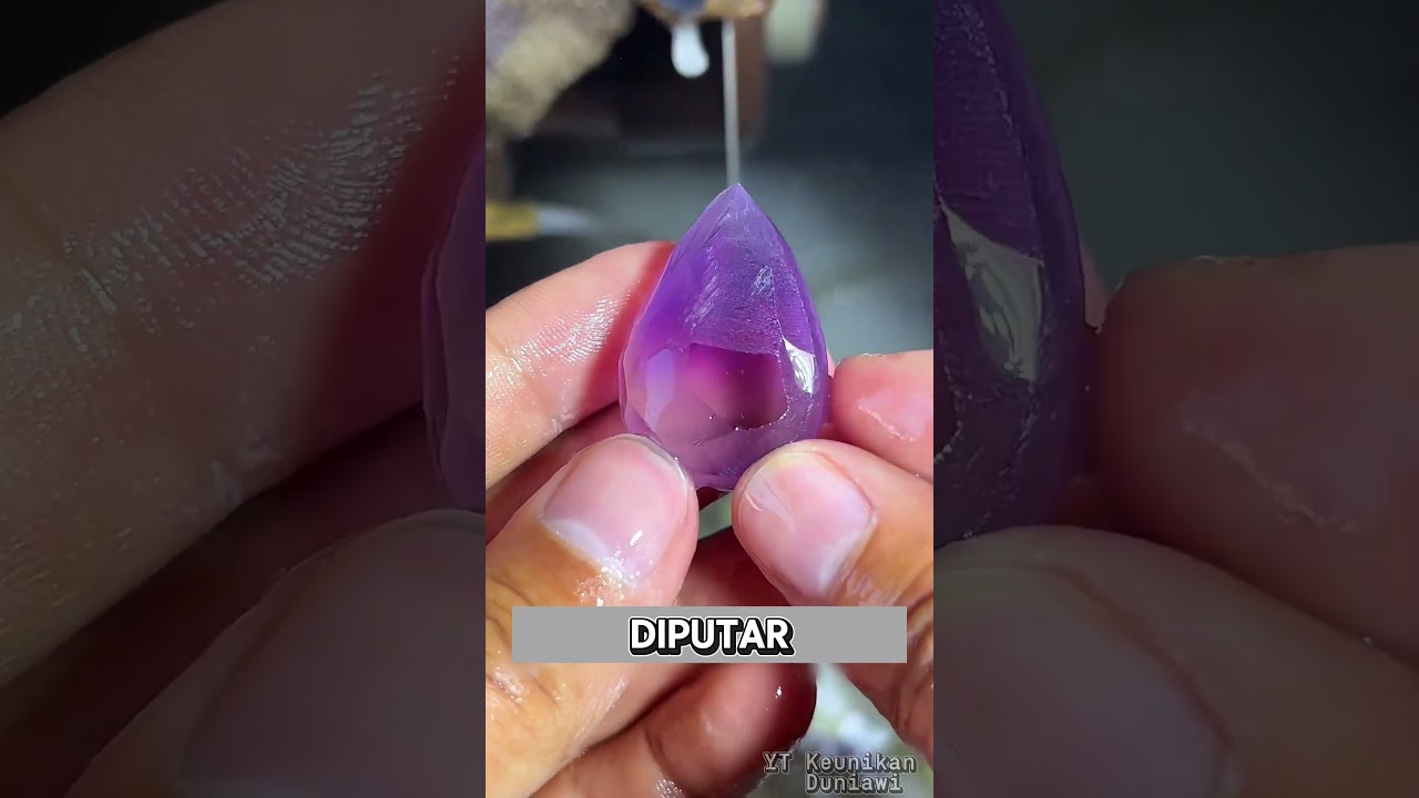 Proses pemolesan Batu Kecubung. 